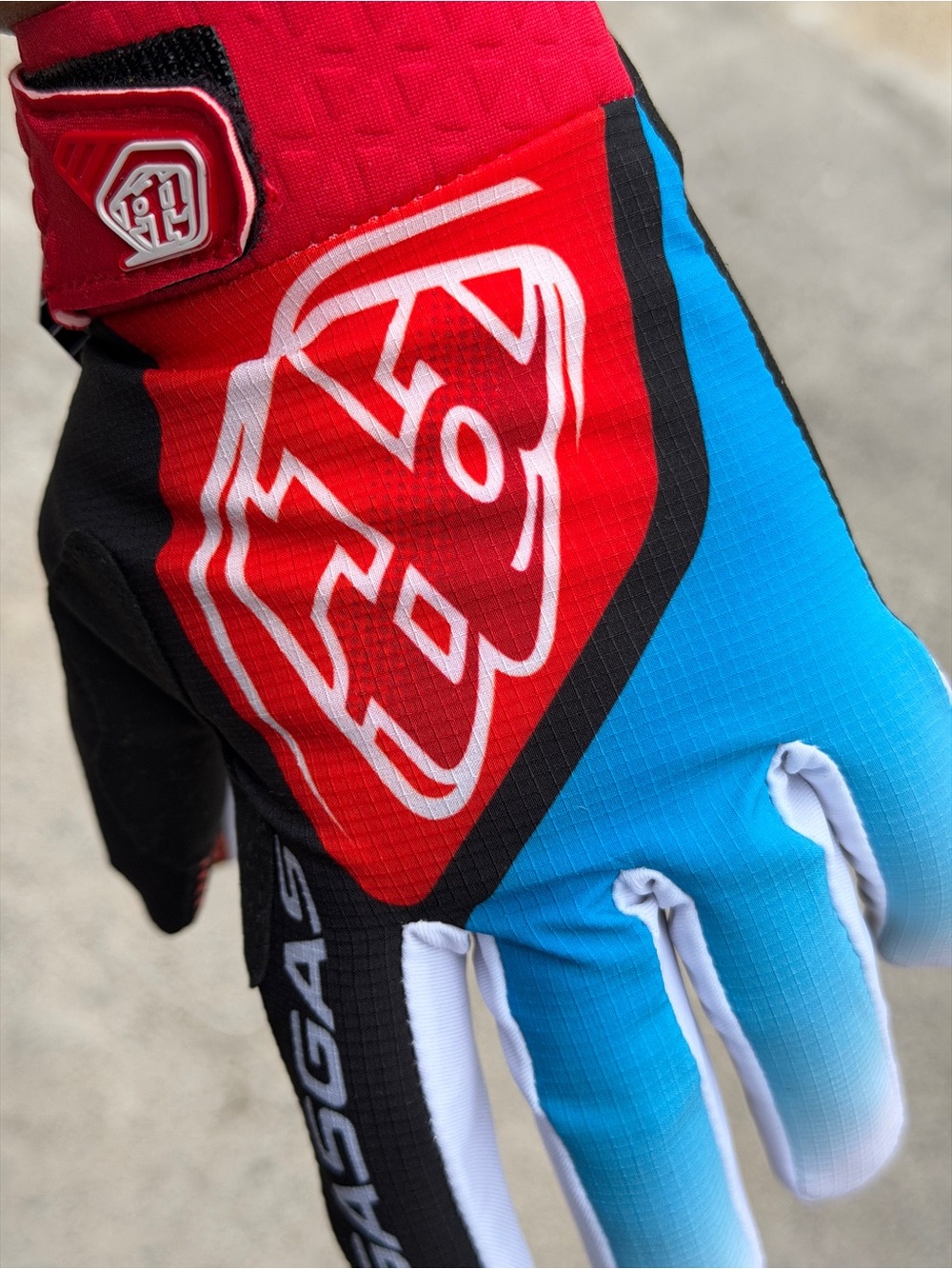 Gloves - Picture 9 of 11